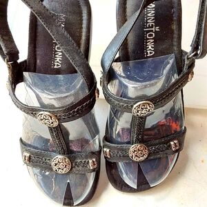 MINNETONKA BLACK SANDAL 6 NWOT